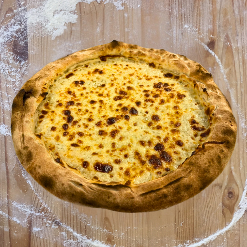 Masa de pizza en tamaño grande, ideal para compartir con familia y amigos.