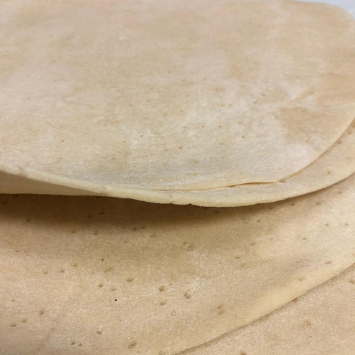 Masa de pizza empacada con un grosor fino, ideal para pizzas crujientes.