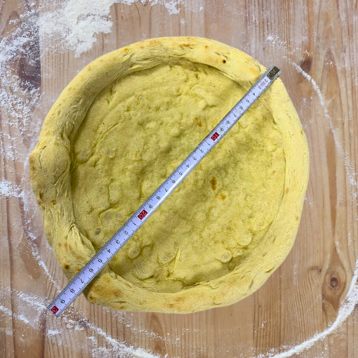 Masa de pizza empacada en medida estándar, lista para hornear y disfrutar.
