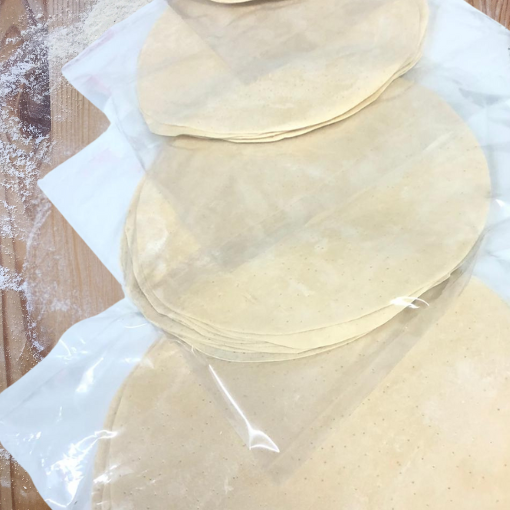 Masa de pizza empacada en medida perfecta, lista para hornear y disfrutar.